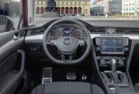 Die Anzahl der Komfort- und Assistenzsysteme wächst mit jeder Fahrzeuggeneration. Das gilt auch für den neuen Passat Alltrack DB2015AU01298 large