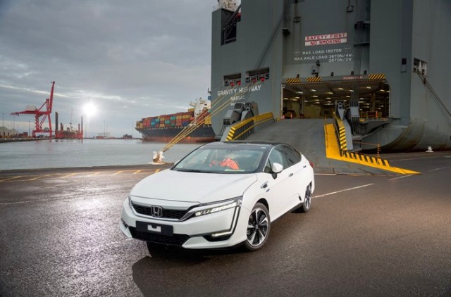 100082 First Honda Clarity Fuel Cell Arrives in Europe