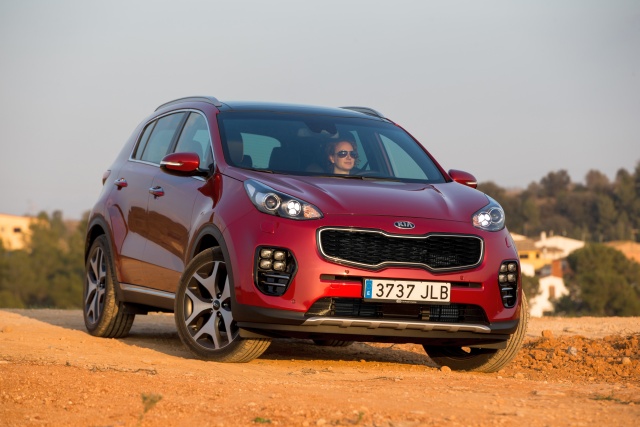 Als 1.7 CRDI sehr sparsam: innerorts 5,7; außerorts 4,2; kombiniert 4,7 neuer sportage aussen 067