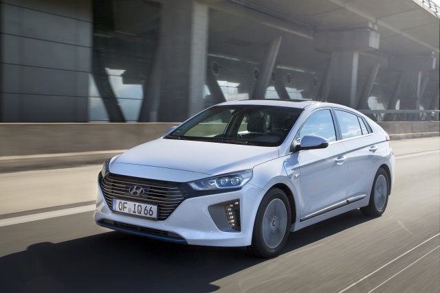 hyundai-ioniq-plug-in-hybrid-2017-07-hires