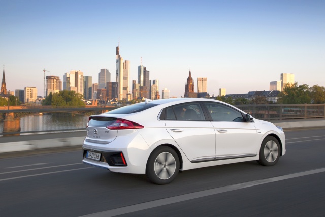 hyundai-ioniq-plug-in-hybrid-2017-10-hires