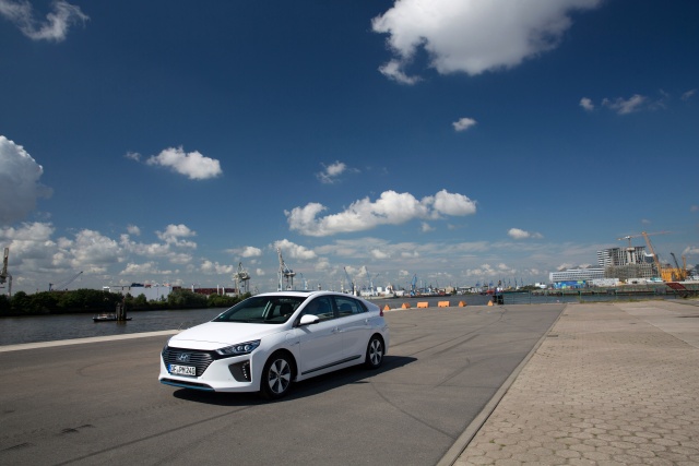 hyundai-ioniq-plug-in-hybrid-jul2017-04