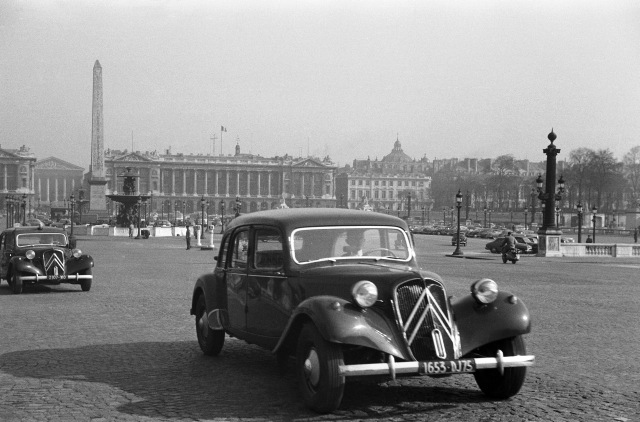 4 Traction Avant 11 normale sur la Place de la Concorde 1955