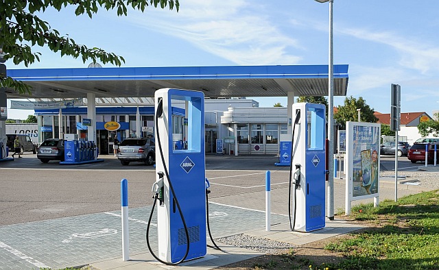 tankstelle schnellladesaeulen 640